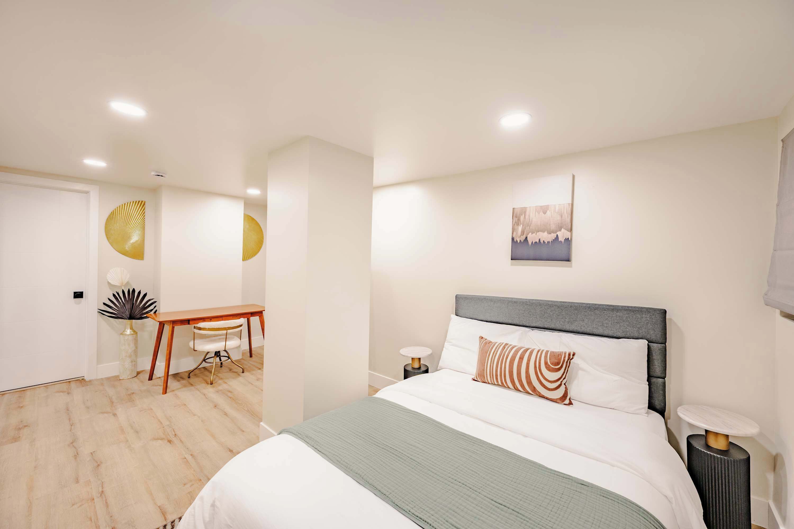 Iron/ironing board, WiFi, bed sheets