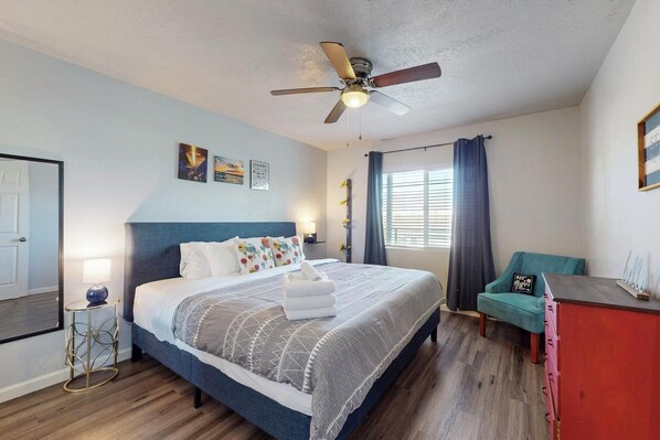 Iron/ironing board, Internet, bed sheets - No.7: King bed, 1bd/1ba, UNM (Albuquerque)