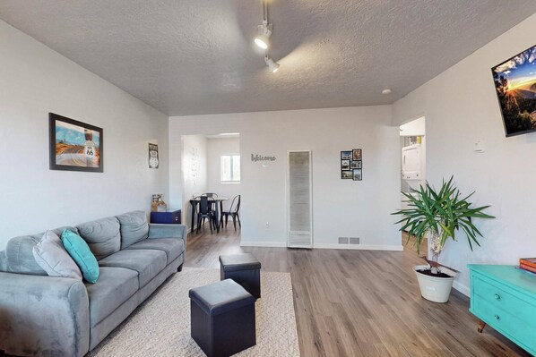 Living area - No.7: King bed, 1bd/1ba, UNM (Albuquerque)