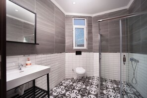 Deluxe driepersoonskamer, balkon, uitzicht op stad | Badkamer | Een haardroger, handdoeken, zeep, shampoo