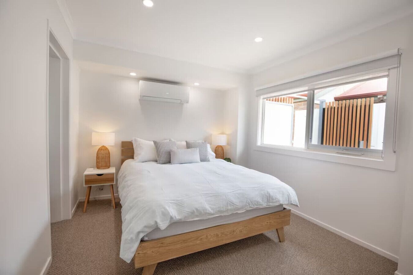 Tabla de planchar con plancha, wifi y ropa de cama 