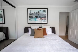 Tabla de planchar con plancha, wifi y ropa de cama 