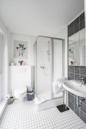 Standaard eenpersoonskamer | Badkamer | Een douche, gratis toiletartikelen, handdoeken, zeep