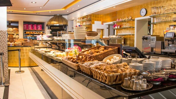 Un espace buffet proposant divers plats et une machine à café.