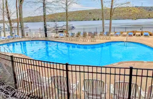 Mystic Sunrise, Lakefront, AC, Pool, Lots of Amenities in peaceful Lake Harmony