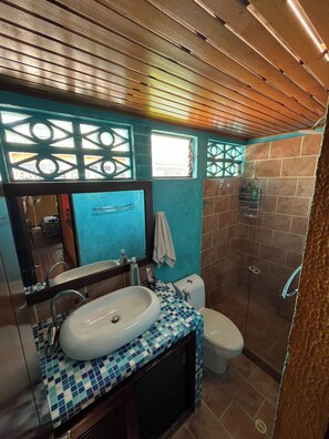 Bidet, toallas, jabón, papel de baño 