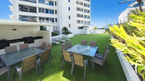 Outdoor dining - Beachfront on Berkeley (Surfers Paradise)
