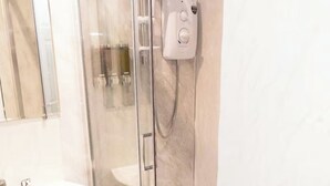 Dusche, Haartrockner, Handtücher