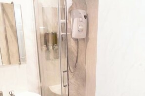 Shower, hair dryer, towels - Near Transport - Parking - WiFi - Sleeps 3 (Newcastle upon Tyne)
