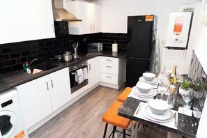 Fridge, microwave, oven, stovetop - Near Transport - Parking - WiFi - Sleeps 3 (Newcastle upon Tyne)