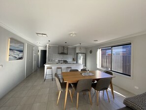 Casa, 4 habitaciones, fumadores, patio | Comedor