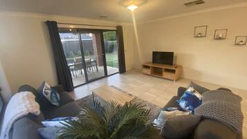 منزل - ٤ غرف نوم - للمدخنين - برواق | غرفة المعيشة