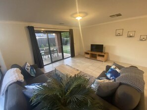 House, 4 Bedrooms, Smoking, Patio | Living room