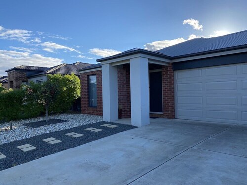 Modern 4-bedroom Home, Near Playground, Lake & Nature Trails, Minutes to Bendigo