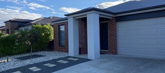 Modern 4-bedroom Home, Near Playground, Lake & Nature Trails, Minutes to Bendigo