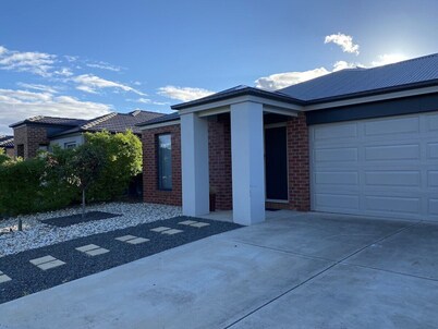 Modern 4-bedroom Home, Near Playground, Lake & Nature Trails, Minutes to Bendigo