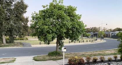 Modern 4-bedroom Home, Near Playground, Lake & Nature Trails, Minutes to Bendigo