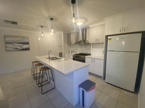 Modern 4-bedroom Home, Near Playground, Lake & Nature Trails, Minutes to Bendigo