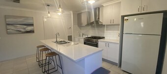 현대적인 4베드룸 집, 놀이터, 호수 및 자연 산책로 근처, 벤디고까지 몇 분 거리