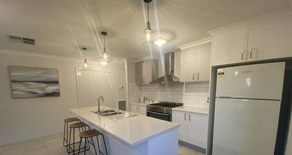 Modern 4-bedroom Home, Near Playground, Lake & Nature Trails, Minutes to Bendigo