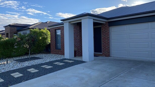 Exterior - Modern 4-bedroom Home, Near Playground, Lake & Nature Trails, Minutes to Bendigo (Bendigo)