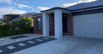 Modern 4-bedroom Home, Near Playground, Lake & Nature Trails, Minutes to Bendigo