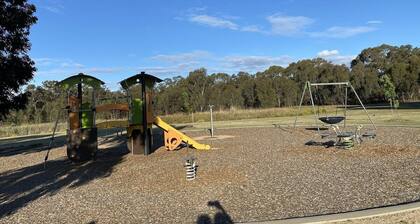 Modern 4-bedroom Home, Near Playground, Lake & Nature Trails, Minutes to Bendigo