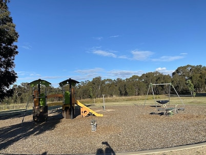 Modern 4-bedroom Home, Near Playground, Lake & Nature Trails, Minutes to Bendigo