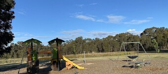 Modern 4-bedroom Home, Near Playground, Lake & Nature Trails, Minutes to Bendigo