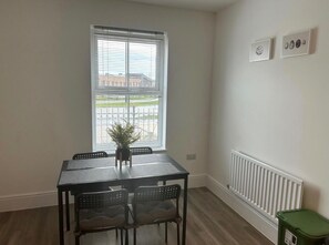 Dining - House - Sleeps 8 - Free Parking and Ps5 (Swanscombe)