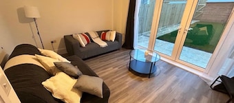 House - Sleeps 8 - Free Parking and Ps5