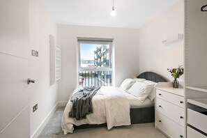 Iron/ironing board, WiFi, bed sheets, wheelchair access - Luxurious 2 bed Flat in Greenhithe (Greenhithe)