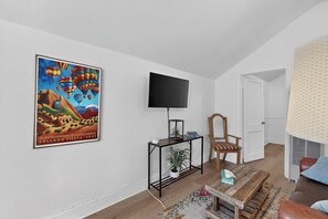 Smart TV - 1BR Upstairs in Historic Stamm House Near Downtown (Albuquerque)