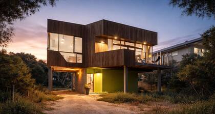 Architectural Coastal Retreat. 100m to Beach