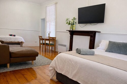 Spacious, Stylish Group Stay, Sleeps 12, 5b/3 Bath