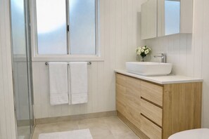 Bathroom - Spacious, Stylish Group Stay, Sleeps 12, 5b/3 Bath (Sale)