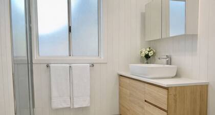 Spacious, Stylish Group Stay, Sleeps 12, 5b/3 Bath