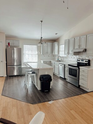 Køleskab, mikrobølgeovn, ovn, kogeplade