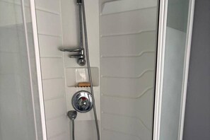 Shower, hair dryer, towels - Wolves Retreat Sleeps 7 with Garden Parking (Wolverhampton)