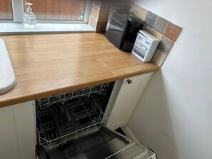 Fridge, microwave, oven, stovetop - Wolves Retreat Sleeps 7 with Garden Parking (Wolverhampton)
