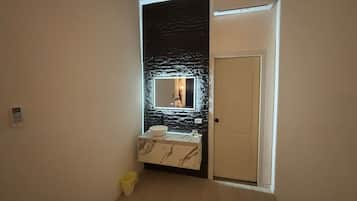 Premium Room | Bathroom | Shower, towels, soap, shampoo