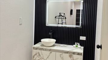 Deluxe dubbelrum | Badrum | Dusch, handdukar, tvål och schampo