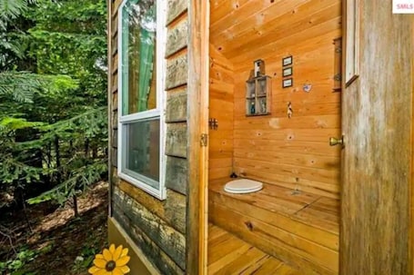 Sauna. Cozy family cabin tucked away under the cedars!!!