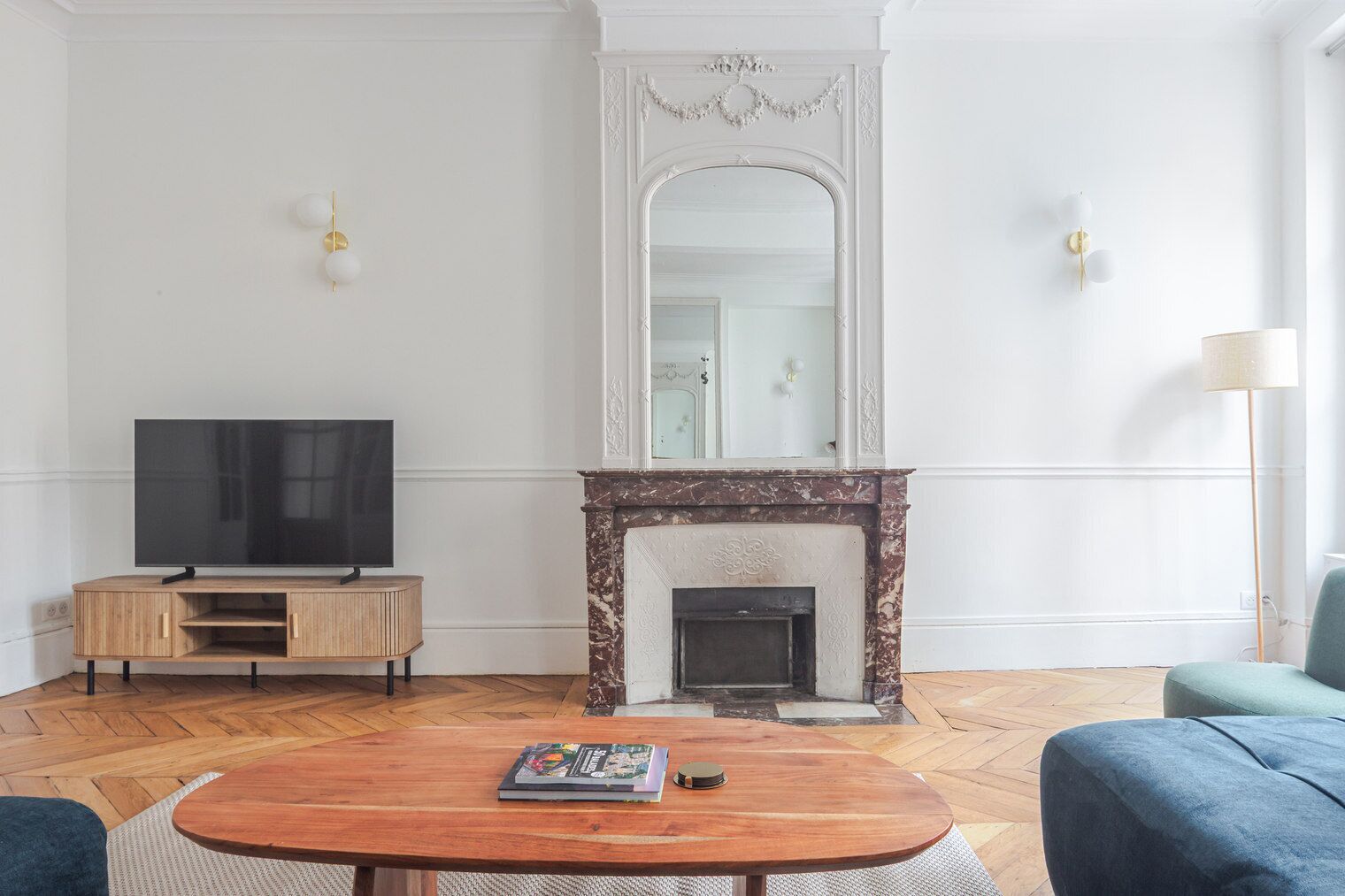 Un salon avec une télévision, une cheminée et un canapé.