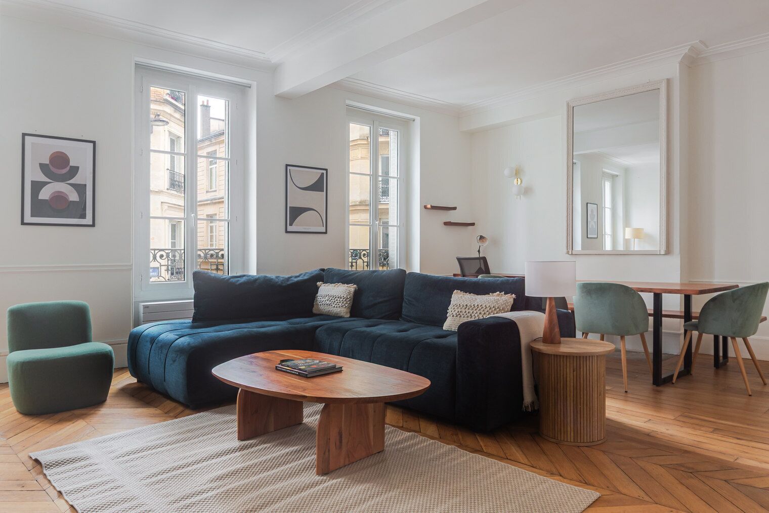 Una televisión, un reproductor estéreo