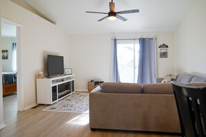 TV - Welcome to our Idahome. 2-bedroom townhome in pleasant Boise Idaho. (Boise)