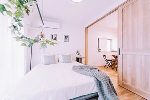 Bureau, fer et planche à repasser