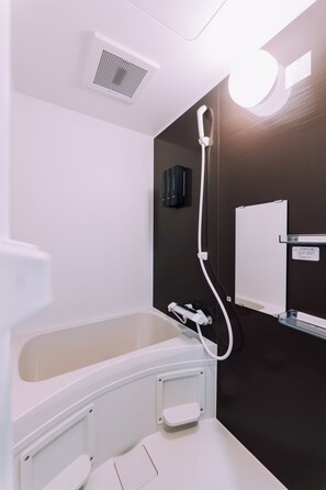 Sèche-cheveux, serviettes fournies, savon, shampoing