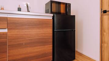 Kylskåp, mikrovågsugn, spishäll och grytor/köksredskap