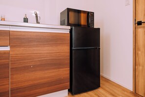 Fridge, microwave, stovetop, cookware/dishes/utensils - Showa Bloom Shinjuku 301 (Shibuya)